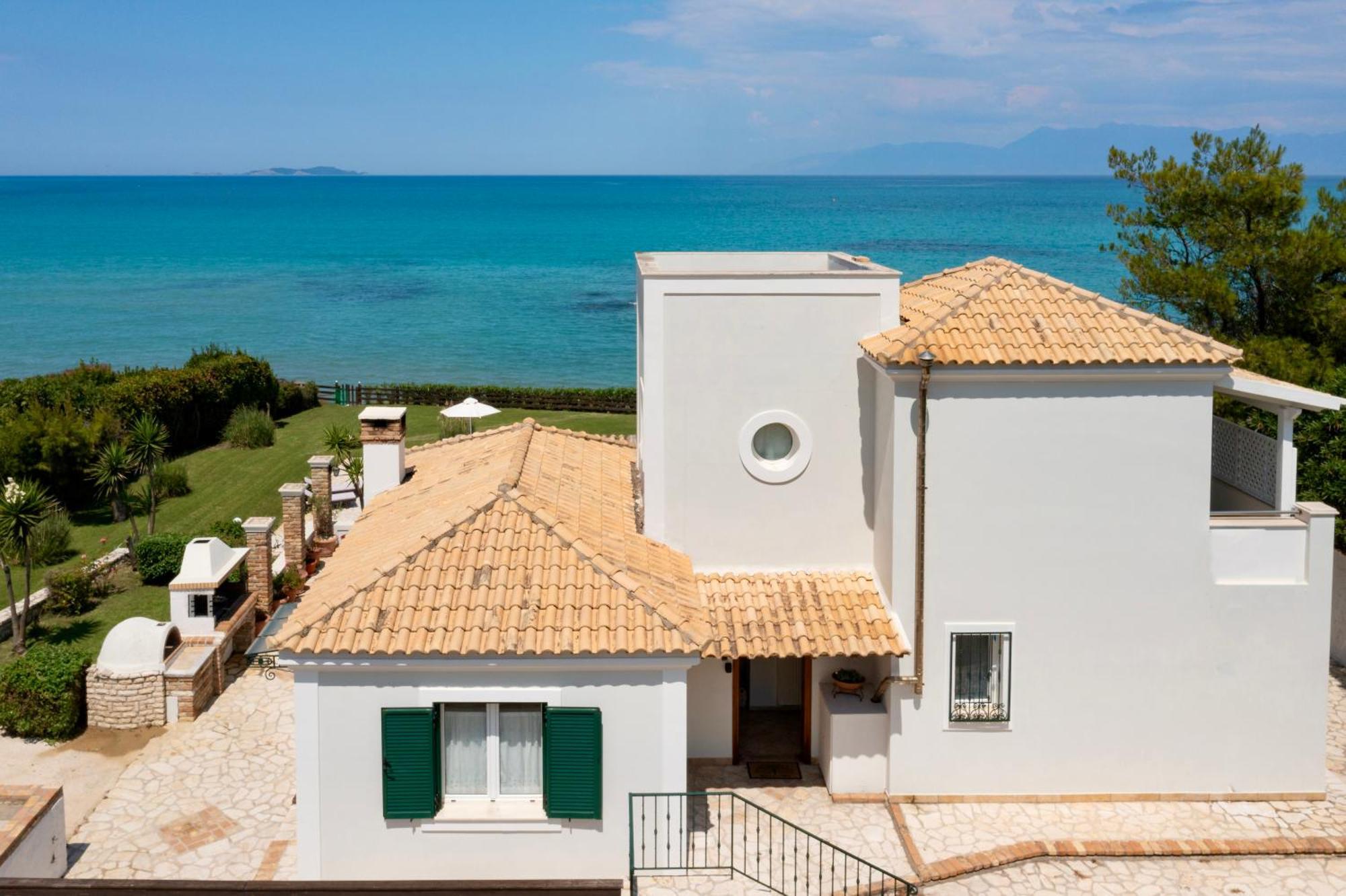Beachfront Villa Victoras - With Private Beach Sidari  Zewnętrze zdjęcie